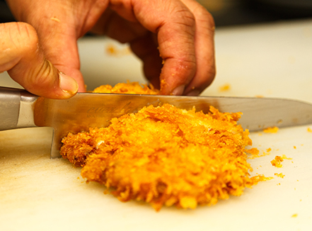 とんかつを切る職人技